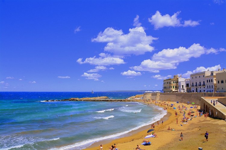 Vista su Gallipoli spiaggia, tappa imperdibile di un tour del Salento in auto