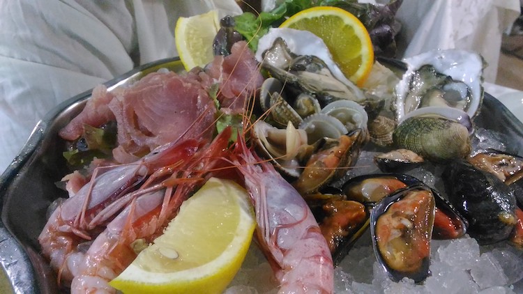 pesce fresco grotta del conte castro puglia tappa obbligato di un itinerario del salento in auto