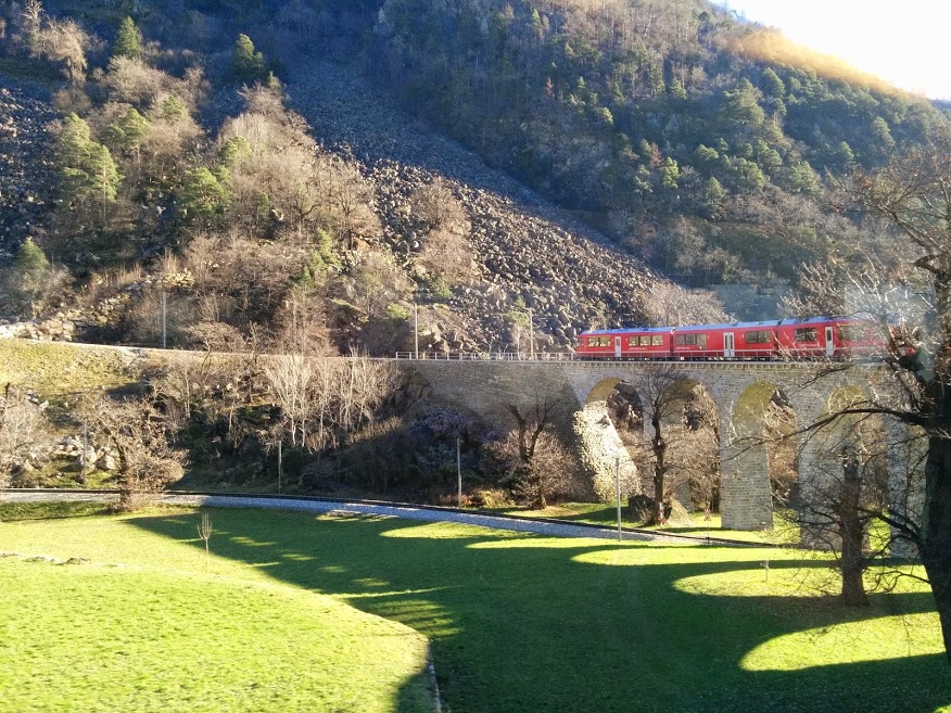 Il Trenino Rosso del Bernina il percorso per due giorni: in questa foto è all'inizio della corsa a Tirano immerso tra i prati verdissimi