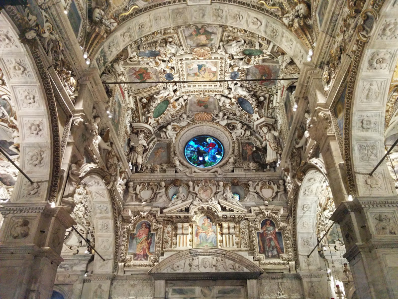 La cupola maestosa e l'interno del famoso Santuario dedicato alla Madonna di Tirano