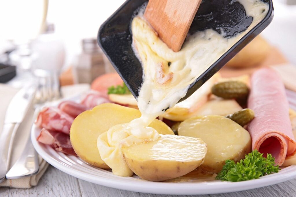 Cosa fare al Mottarone: assaggiare la tradizionale raclette di formaggio