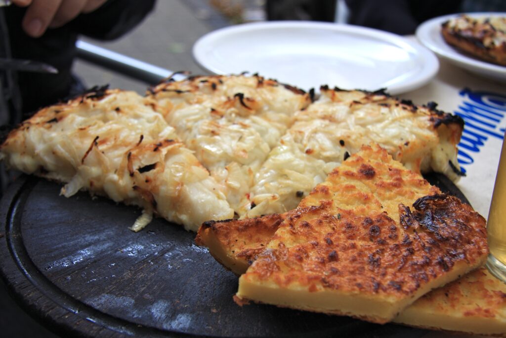 Vagabondare con la mente ci porta in Argentina a Buenos Aires. Questa fugazza con queso è un tipico esempio di fusione tra cultura italiana e argentina
