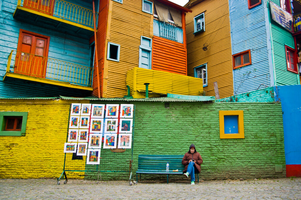 Le case con i muri coloratissimi tipiche del quartiere La Boca nella capitale argentina, Buenos Aires. Viaggiare con la mente consente di immaginare di essere lì e memorizzare i colori stupendi delle abitazioni nel quartiere La Boca