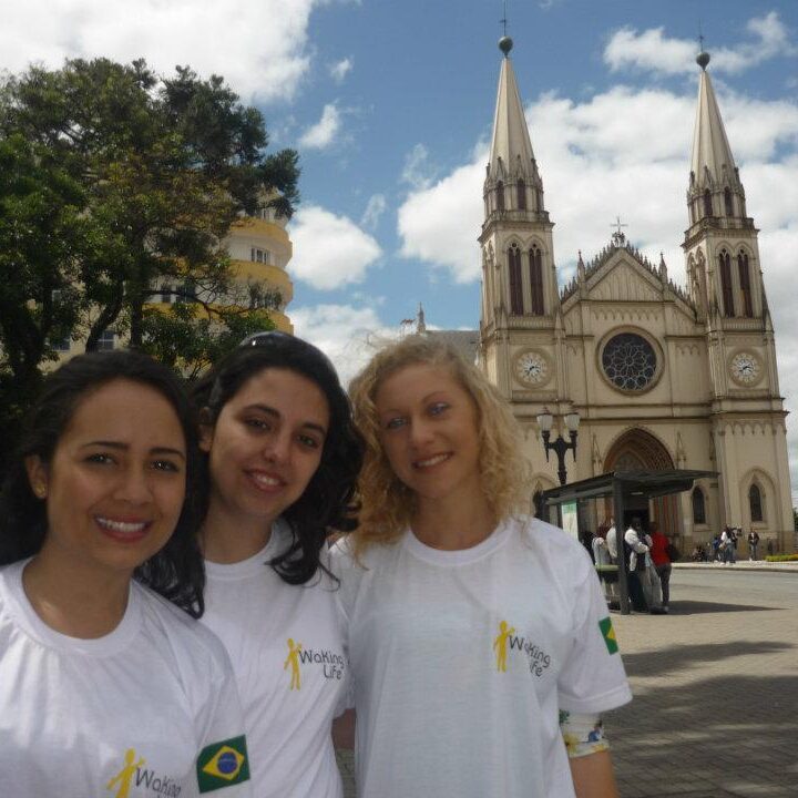 Io e le mie colleghe con la maglietta del progetto Walking Life per l'esperienza di lavoro a Curitiba, Brasile