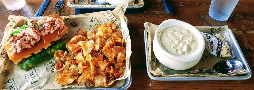 Il panino con l'aragosta abbinato alla clam chowder una zuppa cremosa di vongole. Il tutto insaporito con chips di patate croccanti. Un delizioso pranzo a New York, USA