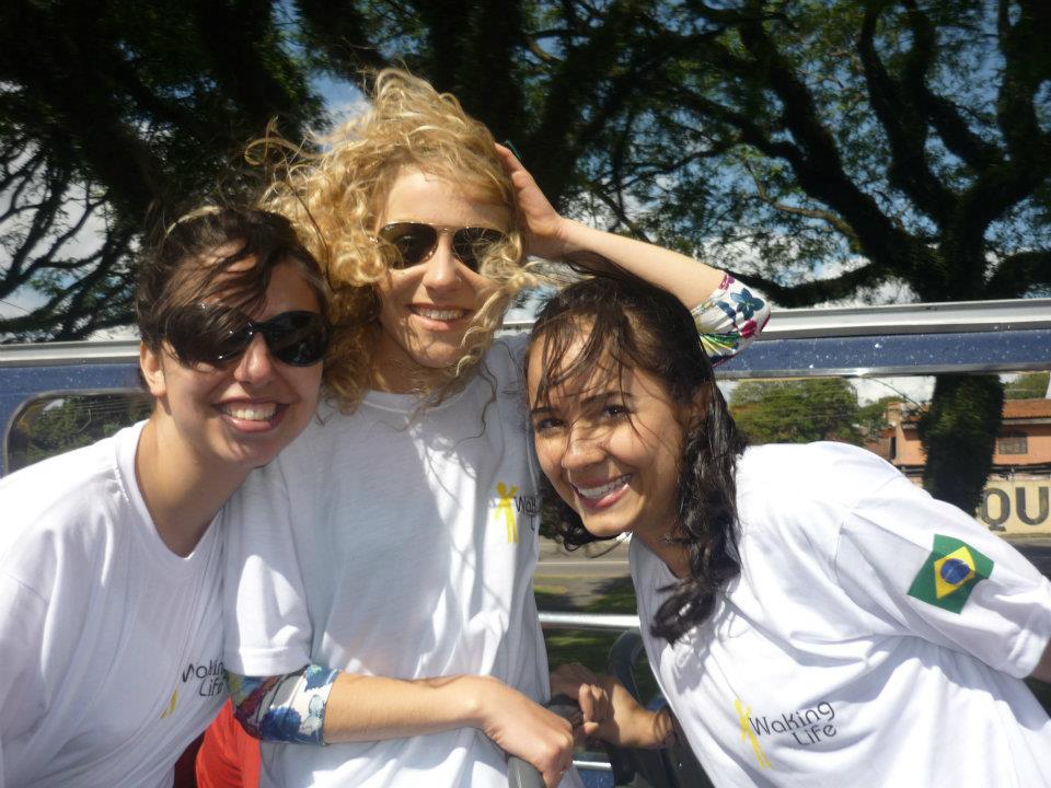 La mia esperienza di lavoro a Curitiba in Brasile: una foto piena di sorrisi con le mie colleghe. Da sinistra una docente cilena Nicole e poi una meravigliosa docente colombiana.