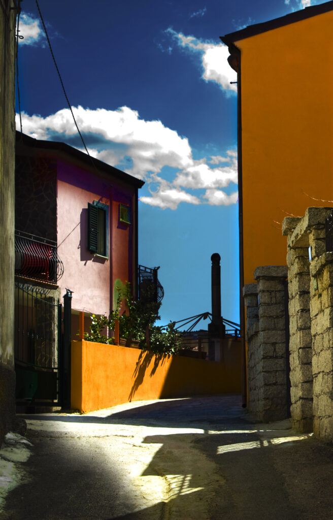 Viaggiare con la mente anche nella nostra splendida Italia. Quartiere Seuna a Nuoro in Sardegna. Casette colorate, viuzze strette, serenità, tranquillità e pace.
