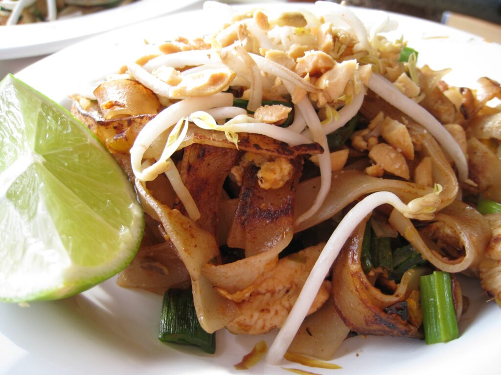 Il pad thai con germogli di soia, verdure, arachidi, pasta lunga di riso e succo di lime. Le migliori ricette del mondo thai.