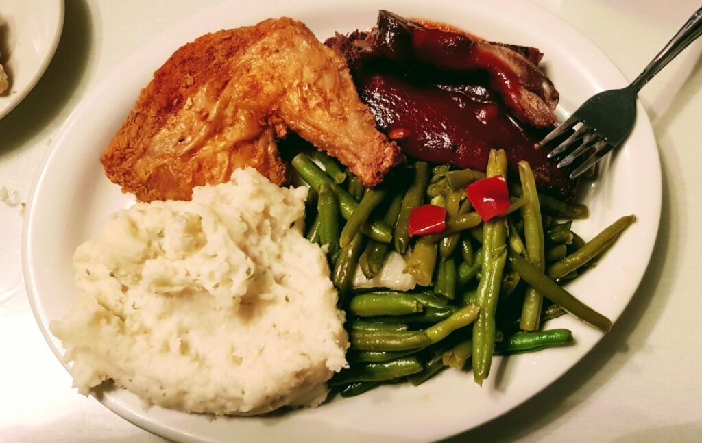 La coscia di pollo fritta con contorno di purè di patate e fagiolini. Le migliori ricette del mondo soul ad Harlem, USA.