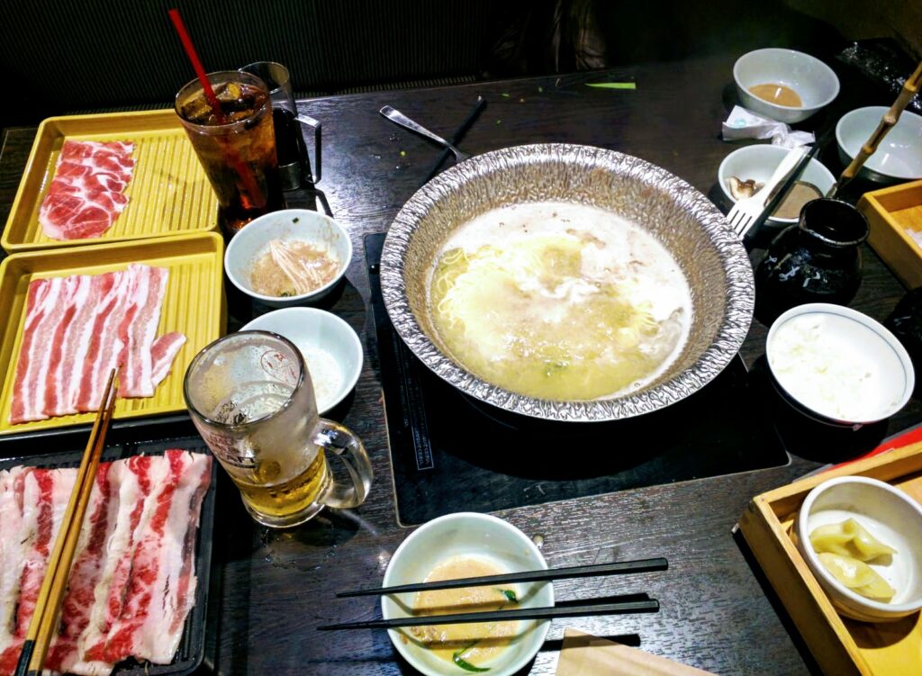 Il momento della condivisione e della cena con uno dei migliori piatti del mondo il tipico shabu shabu in un ristorante nel quartiere Shibuya a Tokyo, Giappone