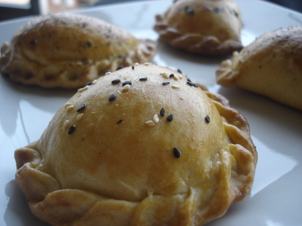 Primo piano delle empanadas tipico street food diffuso anche a Curitiba in Brasile.
