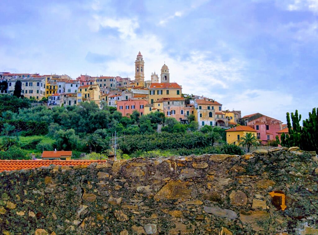 La freccia gialla lungo la Via della Costa indica il cammino. Scorcio panoramico della città di Cervo in Liguria. Italia.