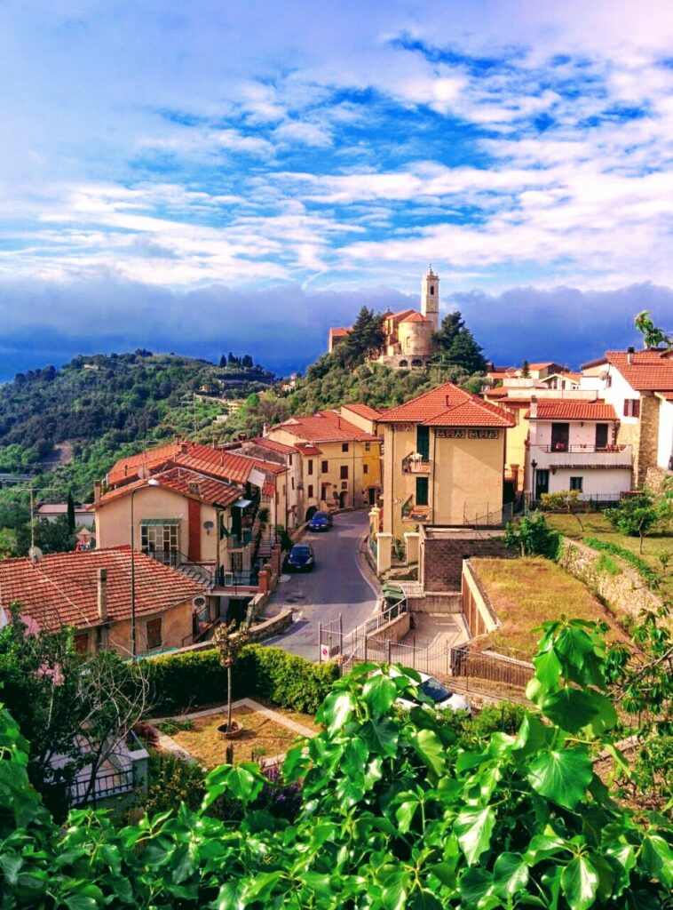 Visuale del comune di Castellaro, situato sulla Via Della Costa in provincia di Imperia in Liguria.