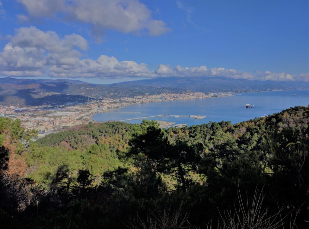 Vista panoramica sul molo di Vado Ligure. Via della Costa, Liguria. Italia.