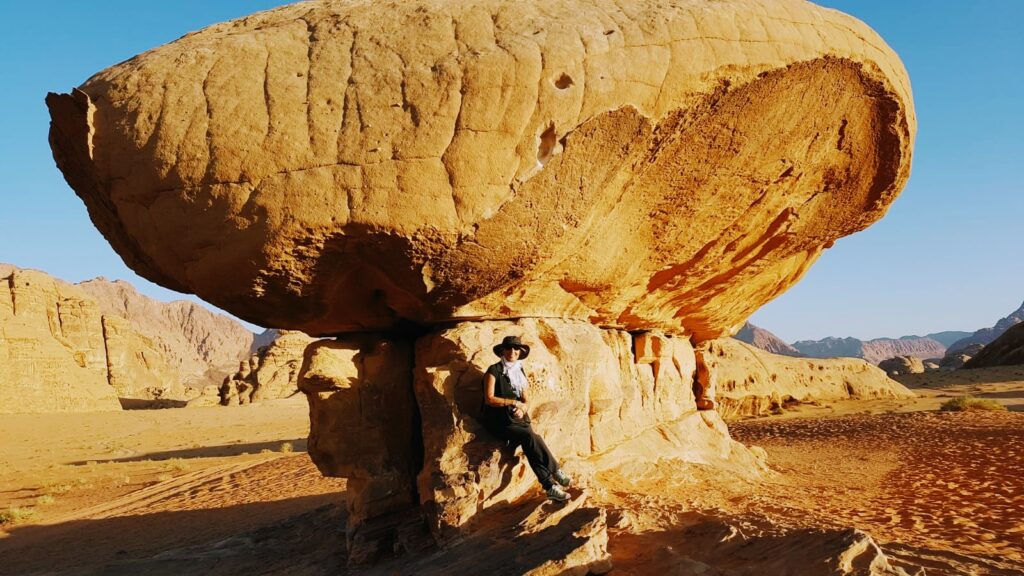 Viaggio in Giordania: formazione rocciosa che richiama un fungo gigante nel deserto rosso del Wadi Rum